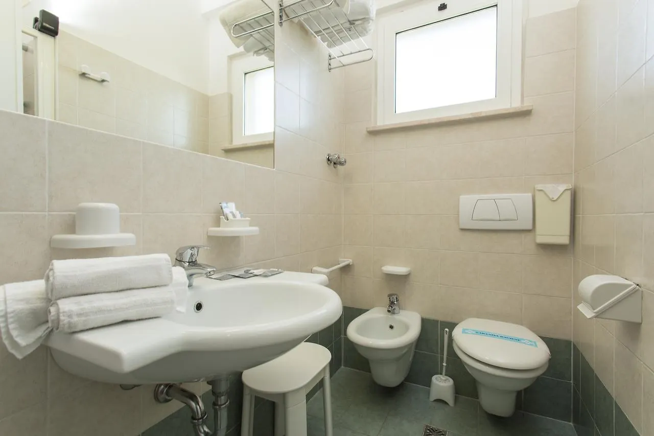 Hotel Tritone Ρίμινι 3*,